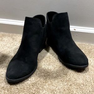 Black ankle cut boots